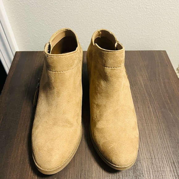 Time and Tru Brown Memory Foam Low Heel Ankle Boots Size 6.5 - Picture 4 of 7